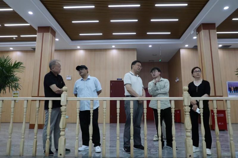 工信部產(chǎn)業(yè)政策與法規(guī)司原巡視員、先進(jìn)制造商學(xué)院總裁四班班主任辛仁周一行到順成集團(tuán)走訪